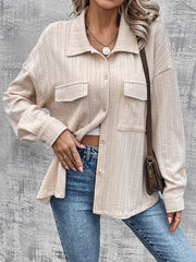 Chaqueta con bolsillos, botones y hombros caídos