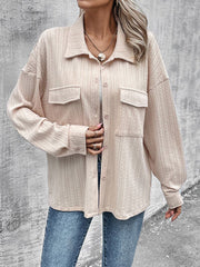 Chaqueta con bolsillos, botones y hombros caídos