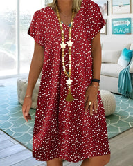 Calaine - Lässiges V-Ausschnitt-Kleid mit Herz-Print und kurzen Ärmeln