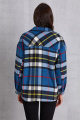 Chaqueta a cuadros con botones y hombros caídos