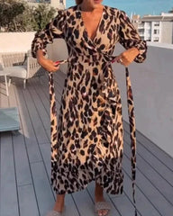 VESTIDO CON ESCOTE EN V Y ESTAMPADO DE LEOPARDO