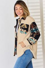 Chaqueta con bolsillos, botones y hombros caídos