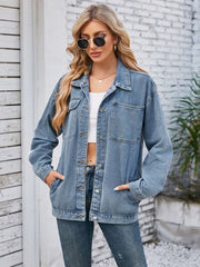 Chaqueta vaquera con capucha desmontable y botones en los bolsillos