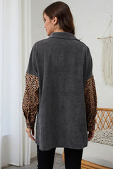 Chaqueta con botones en contraste de leopardo