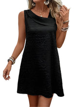 ÄRMELLOSES KLEID MIT ASYMMETRISCHEM KRAGEN