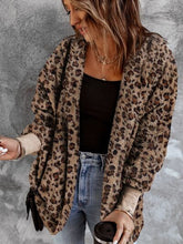 Chaqueta con capucha y parte delantera abierta de leopardo