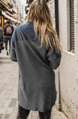 Chaqueta con bolsillos, botones y hombros caídos