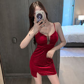 ROTES SAMT-MINIKLEID MIT TIEFEM AUSSCHNITT