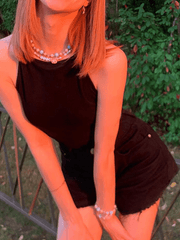 Chaleco negro con cuello halter, espalda descubierta y cordones