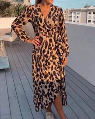 VESTIDO CON ESCOTE EN V Y ESTAMPADO DE LEOPARDO