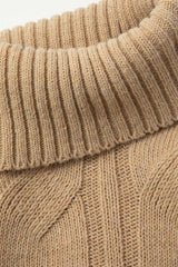 Kurzes Stricktop mit Rollkragen und Cape-Ärmeln
