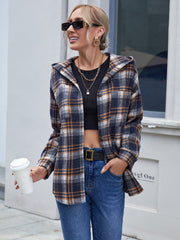 Chaqueta con capucha de manga larga y botones a cuadros