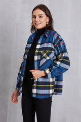 Chaqueta a cuadros con botones y hombros caídos
