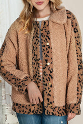 Chaqueta con cuello a presión y estampado de leopardo