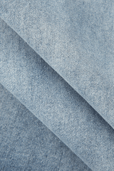 Maxi-Jeansrock mit ausgefranstem Schlitz und Farbverlauf