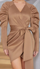 STRETCH-MINIKLEID MIT LANGEN ÄRMELN IN PERGAMENT