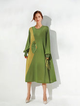 Lockeres, schmales, farblich passendes Midikleid mit Rundhalsausschnitt