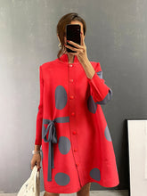 Plissiertes Minikleid mit Polka Dots und Stehkragen