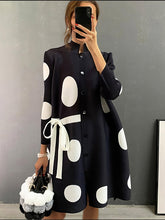 Plissiertes Minikleid mit Polka Dots und Stehkragen