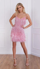 MINIKLEID MIT QUASTEN UND FEDERN