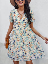 Temperamentvolles, modisches Minikleid mit V-Ausschnitt