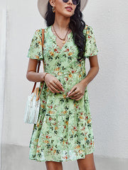 Temperamentvolles, modisches Minikleid mit V-Ausschnitt