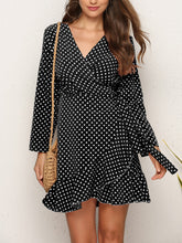 Verführerisches und stilvolles sexy Minikleid mit unregelmäßigem Polka Dot-Print im Digitaldruck