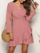 Vestido mini sexy de lunares irregulares con estampado digital, atractivo y elegante.