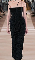 VESTIDO MIDI SIN TIRANTES FRUNCIDO EN NEGRO