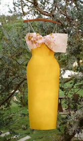 VESTIDO MIDI CON FLOR AMARILLO Y UNA PALABRA LED