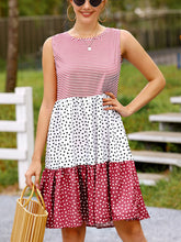 Ärmelloses Minikleid mit Polka Dot-Nähten und großem Swing