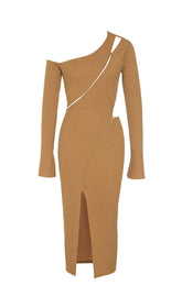 MIDIKLEID AUS STRETCH-JACQUARD MIT EINER SCHULTER UND LANGEN ÄRMELN IN KUMQUAT