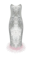 TRÄGERLOSES MIDIKLEID MIT PAILLETTEN UND FEDERN IN SILBER
