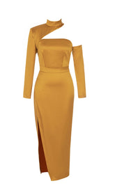 VESTIDO MÁXIMO DE SATÉN CON UN HOMBRO Y MANGA LARGA EN BATIDO DE PAPAYA