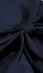 TRÄGERLOSES MIDIKLEID IN BLAU