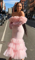 VESTIDO ROSA DE HOMBROS DE UNA SOLA LÍNEA Y OREJAS DE MADERA