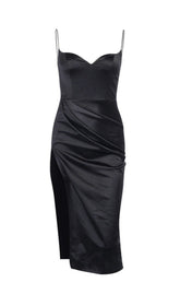 VESTIDO NEGRO CON TIRANTES Y ABERTURA ALTA