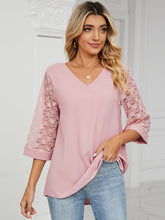 Lockeres T-Shirt mit V-Ausschnitt und Patchwork-Spitze