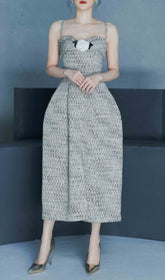 MIDIKLEID MIT BLUMENVERZIERUNG IN GRAU