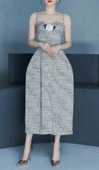 MIDIKLEID MIT BLUMENVERZIERUNG IN GRAU