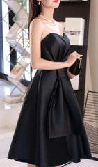 TRÄGERLOSES SATIN-MIDIKLEID IN SCHWARZ