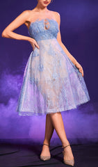 MIDIKLEID MIT BLUMENSPITZE UND CUTWORK