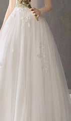 TRÄGERLOSES, MIT SPITZE VERZIERTES KLEID AUS ZOTTELGARN IN WEISS