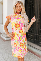 Orangefarbenes Sommerkleid mit Blumenmuster und gerafftem Ausschnitt