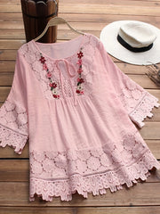 Elegante Bluse in Übergröße, Damen-Oberteil mit Blumenapplikationen, kontrastierender Guipure-Spitze, kurzärmelig, mit Bindeband am Hals