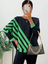 Plissiertes, lockeres, gestreiftes T-Shirt