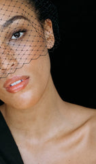 DREIFACHROSETTE MIT SCHLEIER IN SCHWARZ