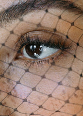 DREIFACHROSETTE MIT SCHLEIER IN SCHWARZ