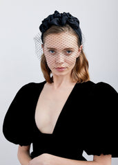 DREIFACHROSETTE MIT SCHLEIER IN SCHWARZ