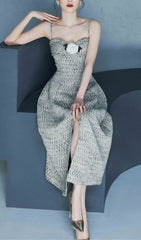 MIDIKLEID MIT BLUMENVERZIERUNG IN GRAU